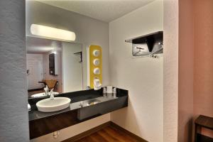 motel 6 tewksbury ma boston