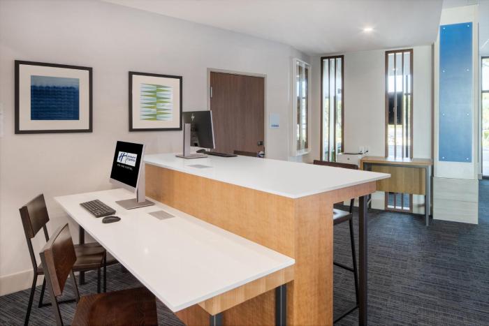 holiday inn express and suites ft myers beach sanibel gateway