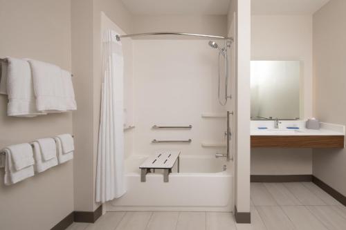 holiday inn express and suites ft myers beach sanibel gateway