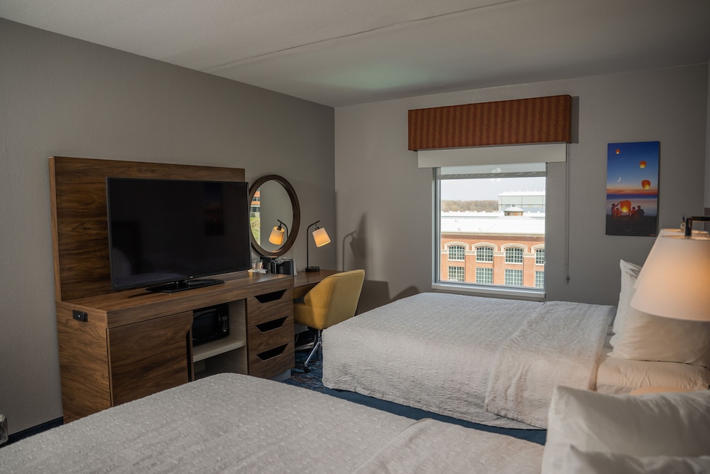 hampton inn and suites erie bayfront
