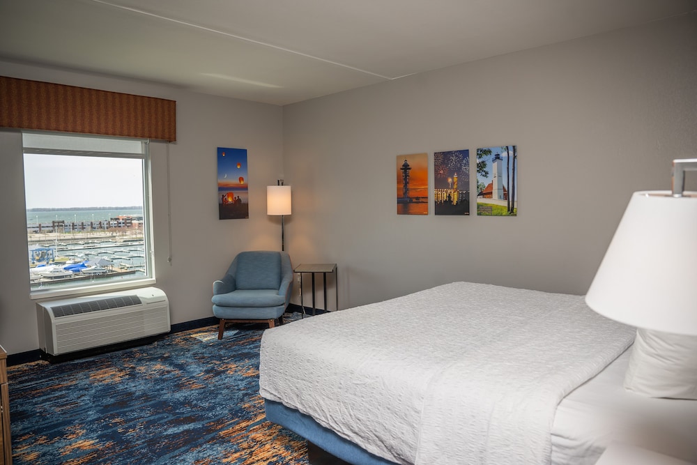 hampton inn and suites erie bayfront