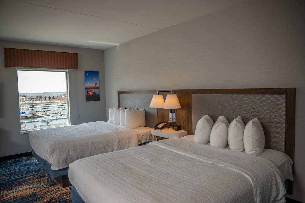 hampton inn and suites erie bayfront