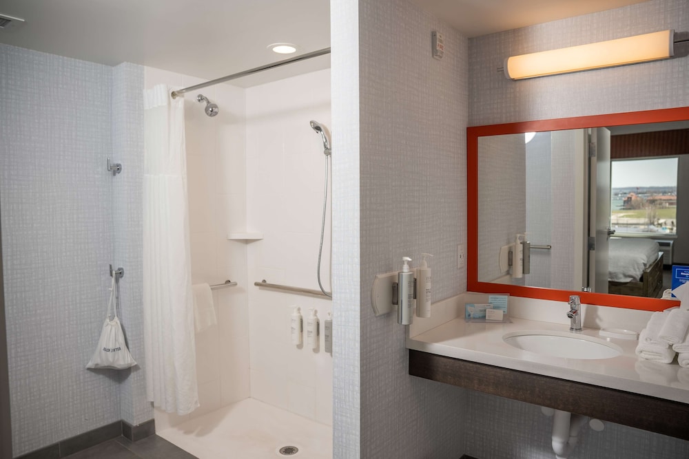 hampton inn and suites erie bayfront