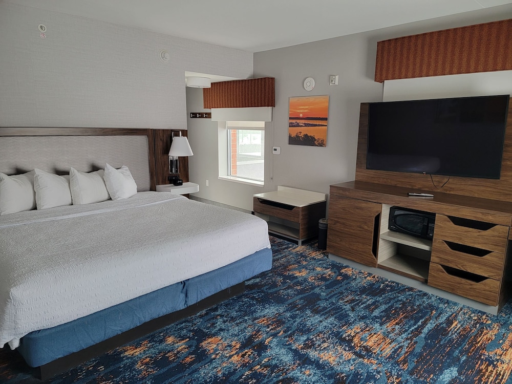 hampton inn and suites erie bayfront