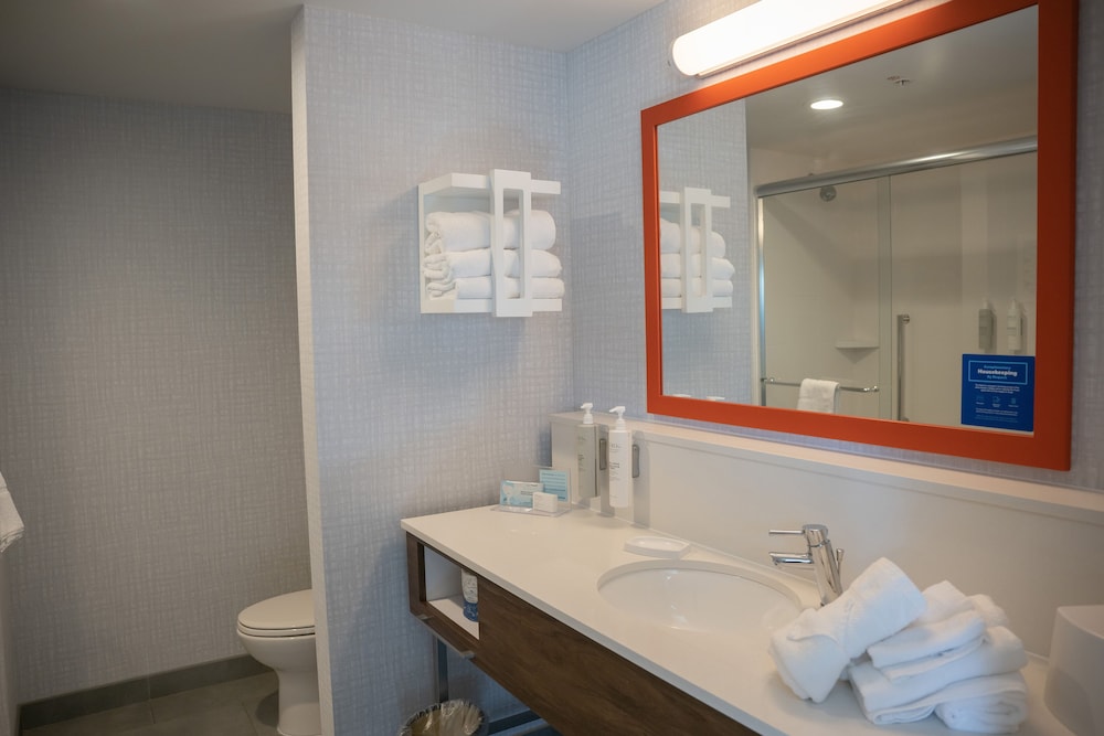 hampton inn and suites erie bayfront