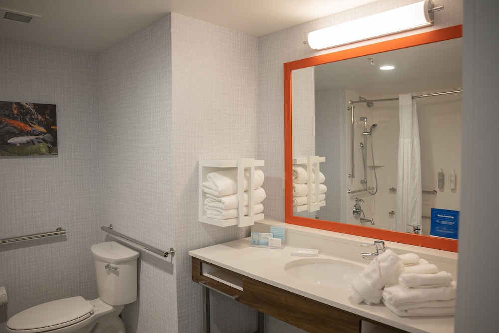 hampton inn and suites erie bayfront
