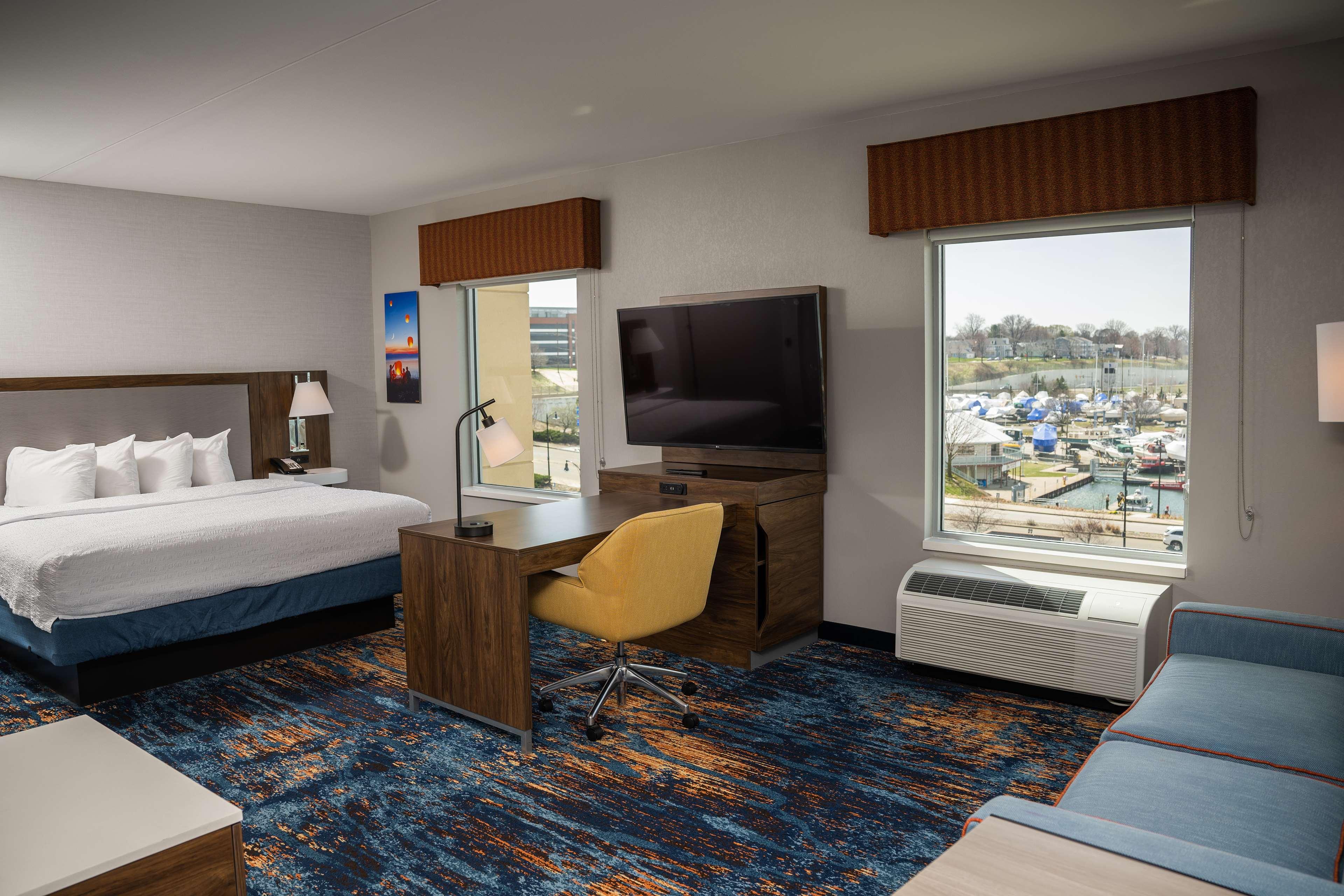 hampton inn and suites erie bayfront