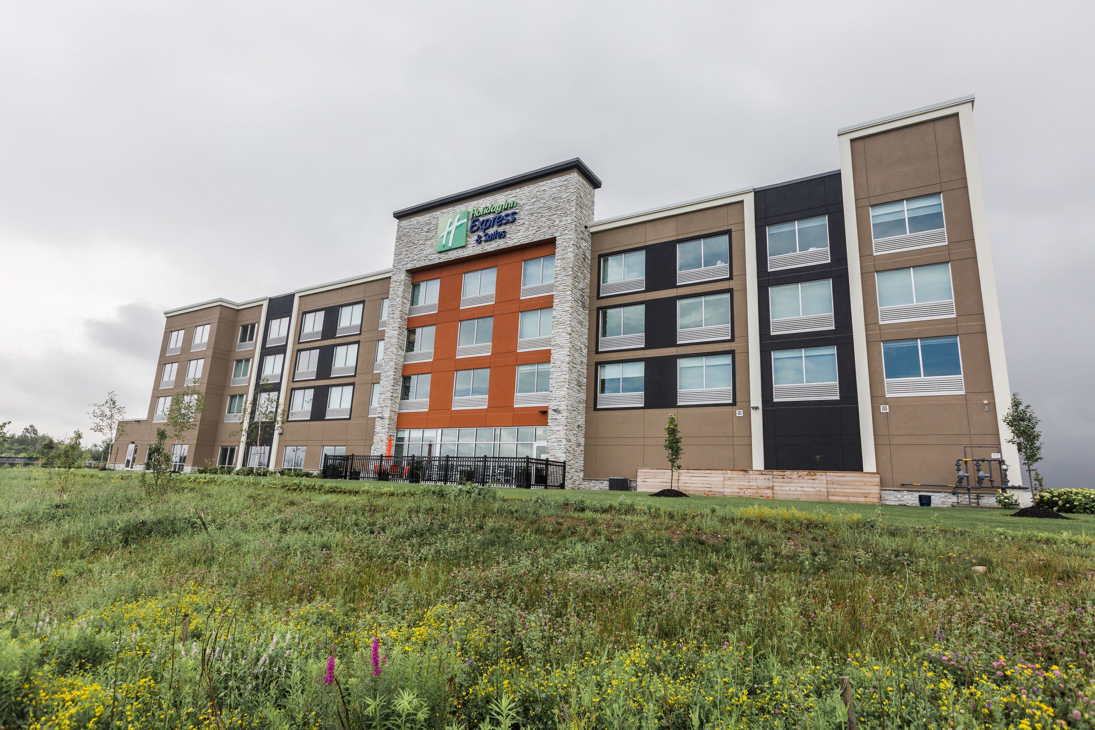 holiday inn express and suites welland an ihg hotel