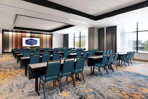 hampton inn and suites watertown boston
