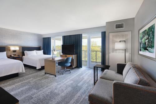 hampton inn and suites watertown boston