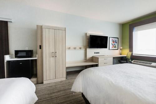 holiday inn express and suites edmonton n st albert