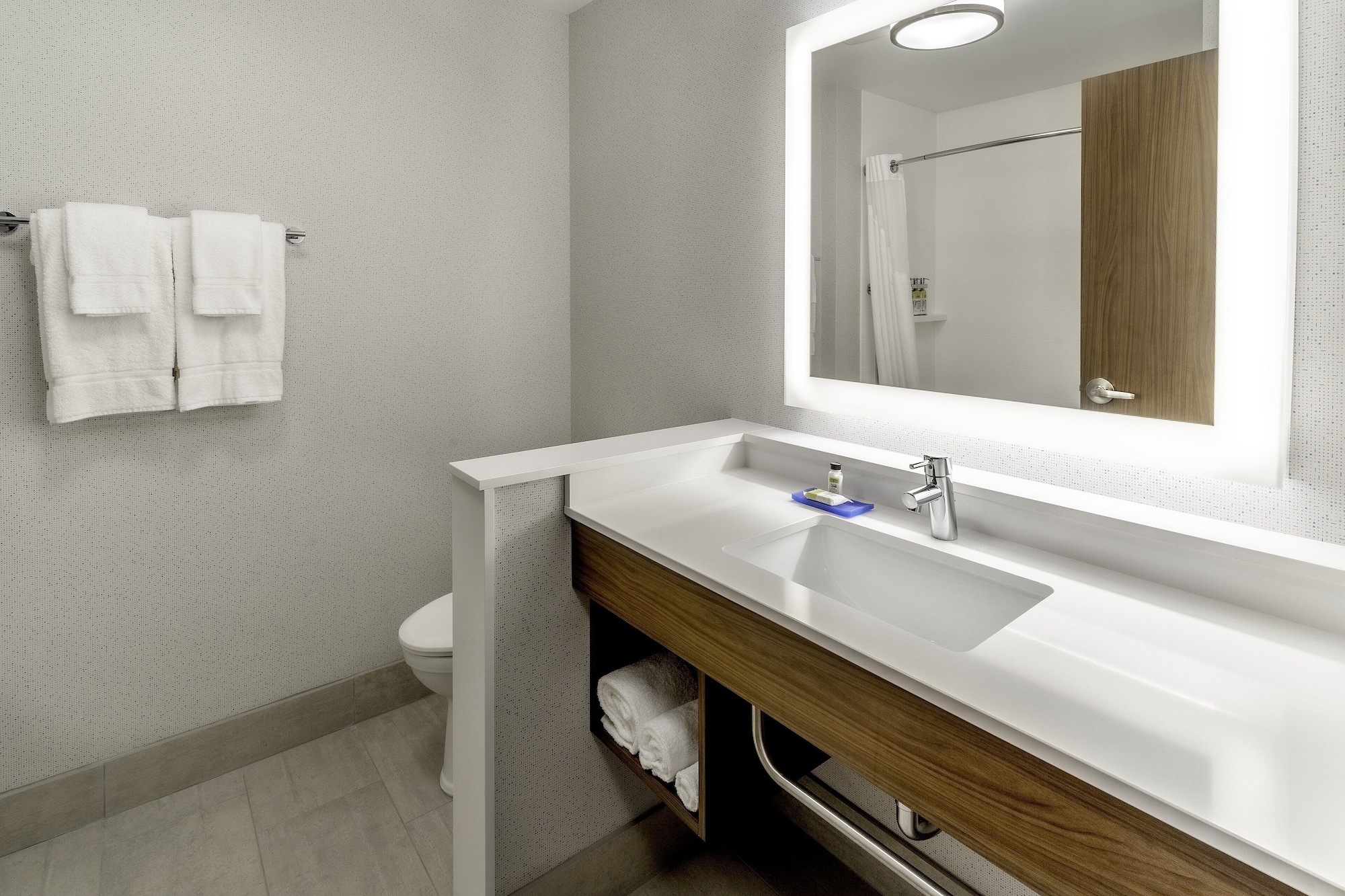 holiday inn express milwaukee west allis an ihg hotel