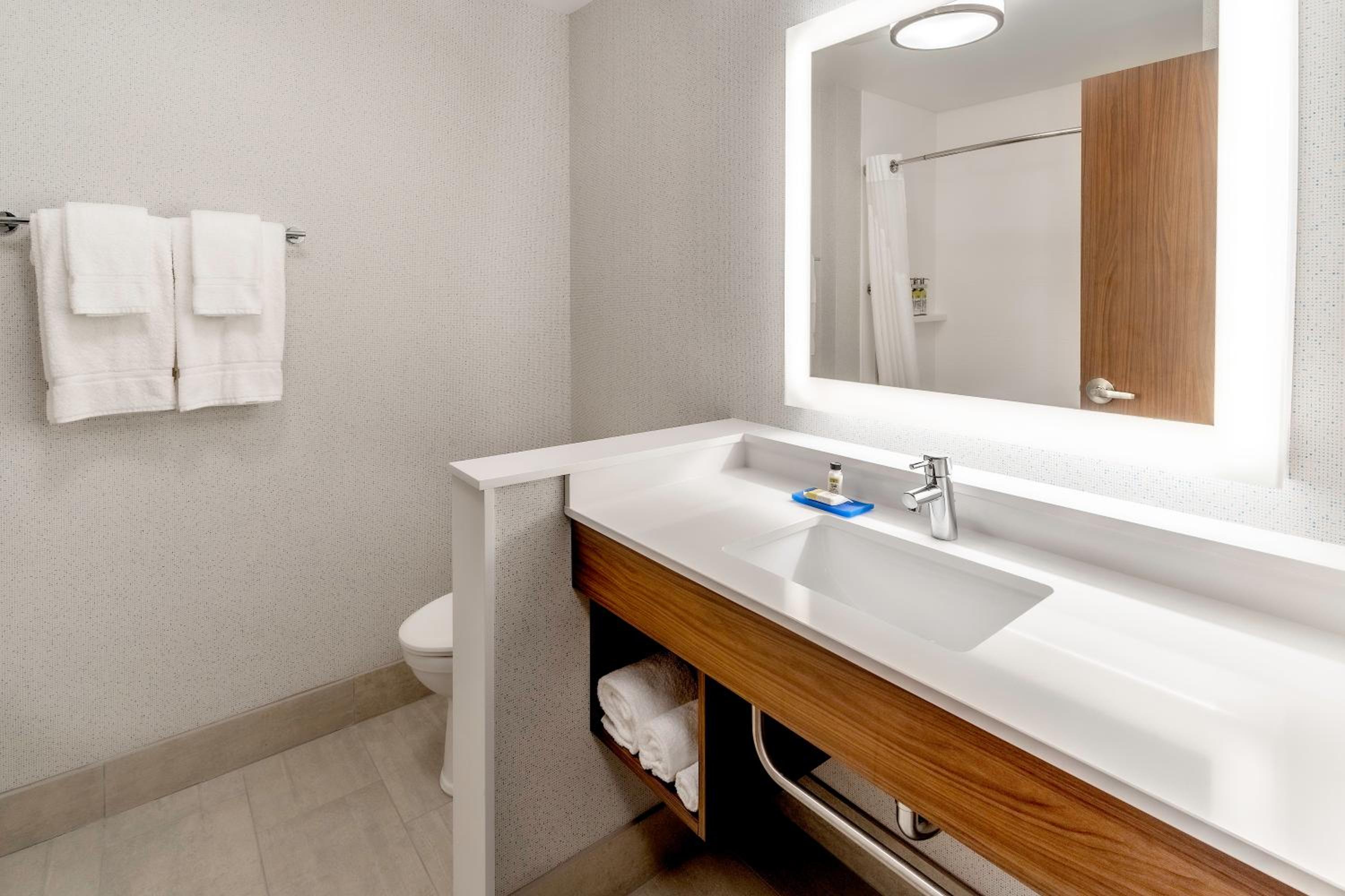 holiday inn express milwaukee west allis an ihg hotel
