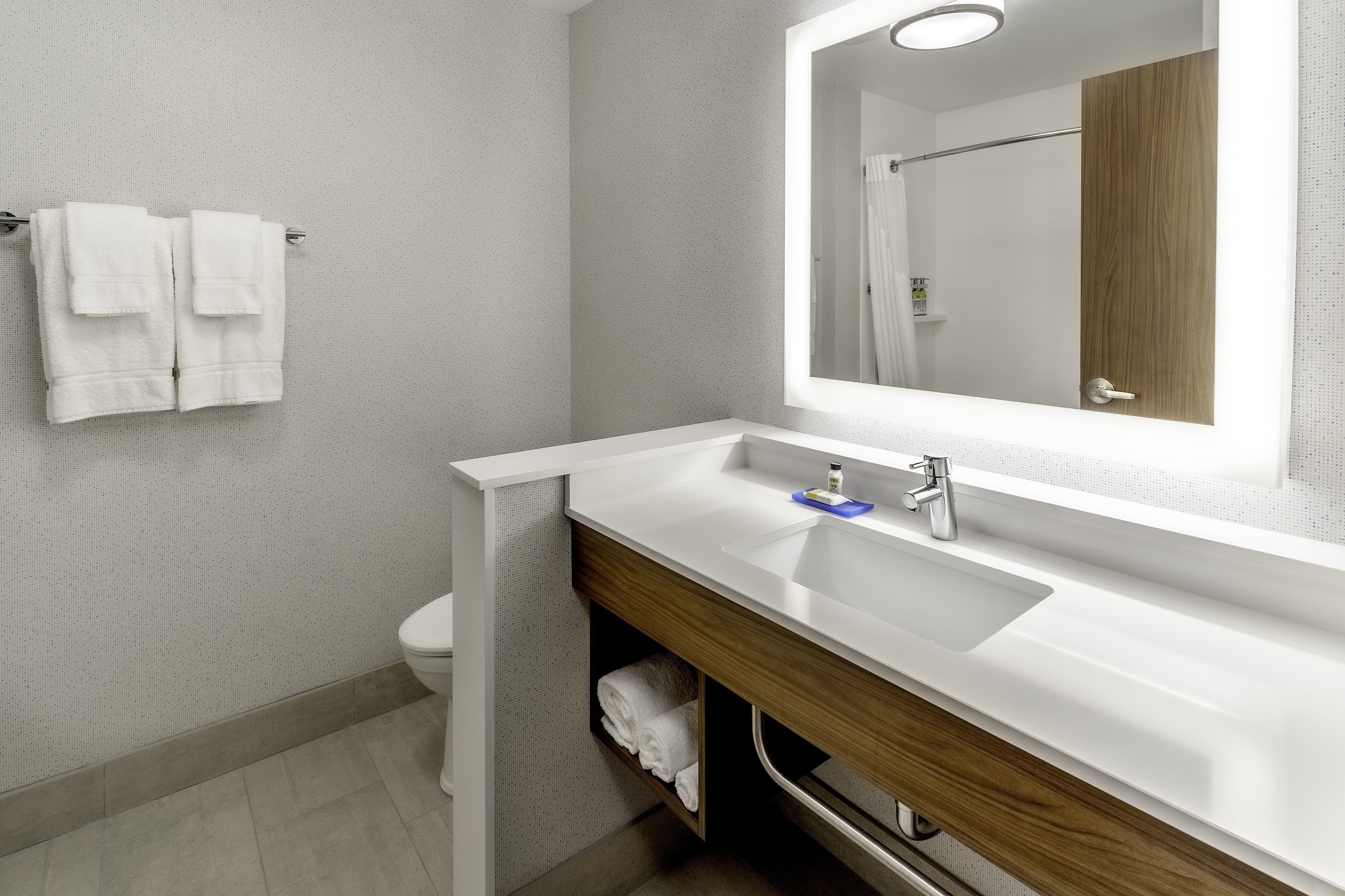 holiday inn express milwaukee west allis an ihg hotel