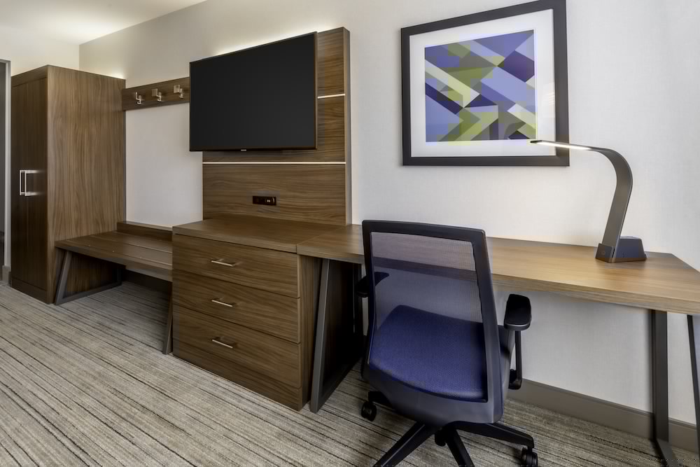 holiday inn express milwaukee west allis an ihg hotel