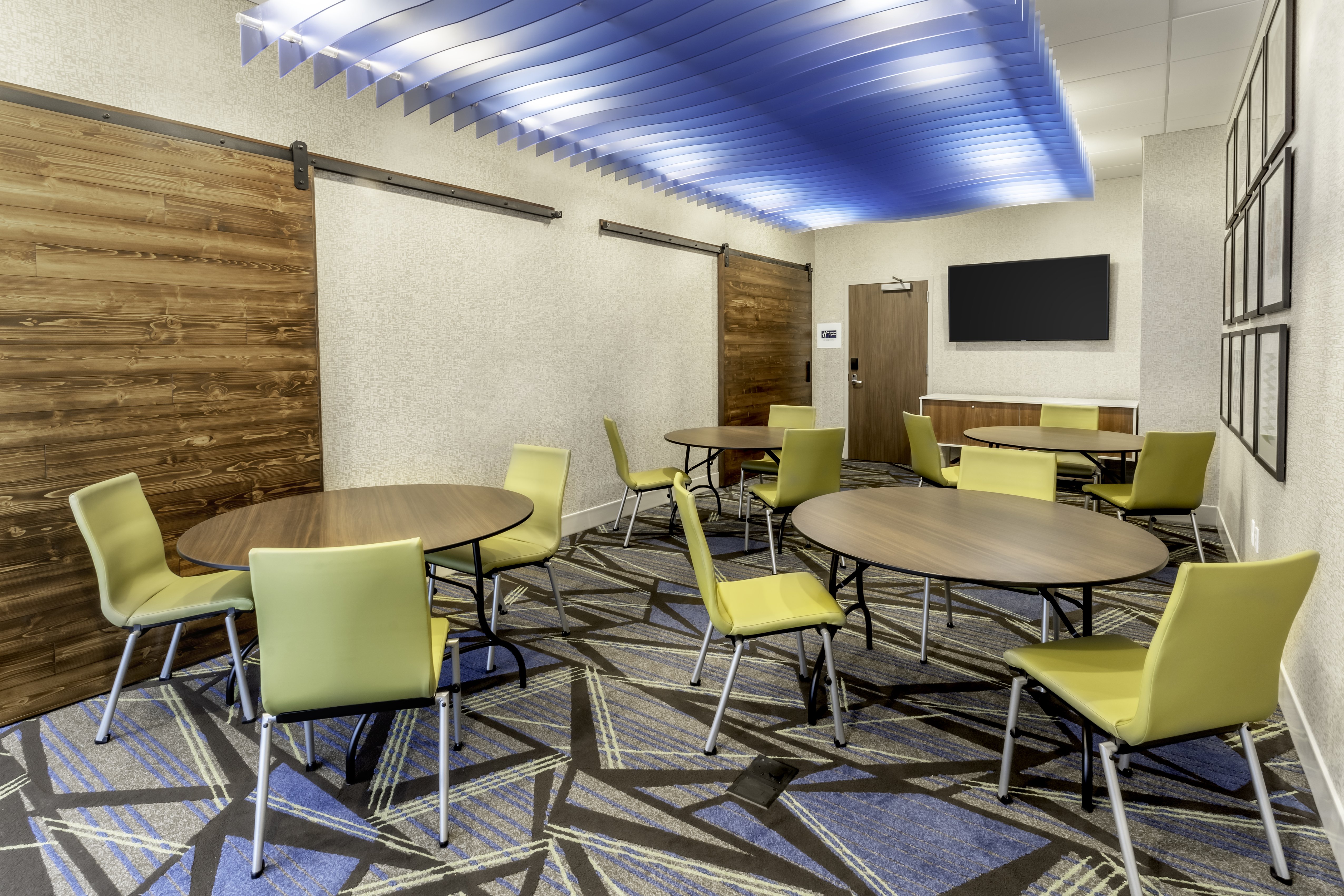holiday inn express milwaukee west allis an ihg hotel