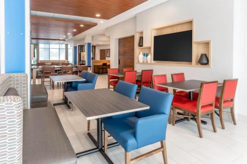 holiday inn express milwaukee west allis an ihg hotel
