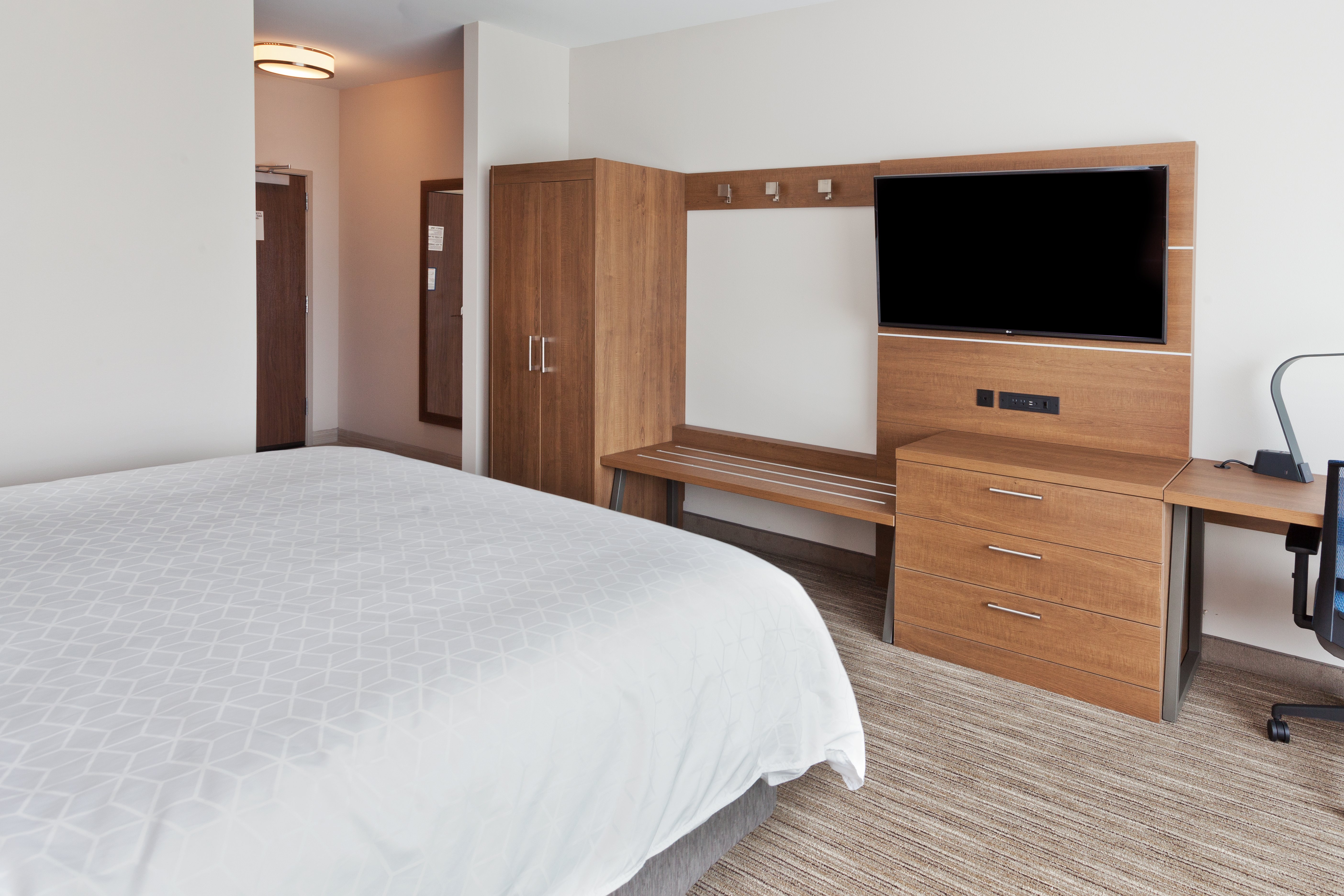 holiday inn express and suites fayetteville an ihg hotel