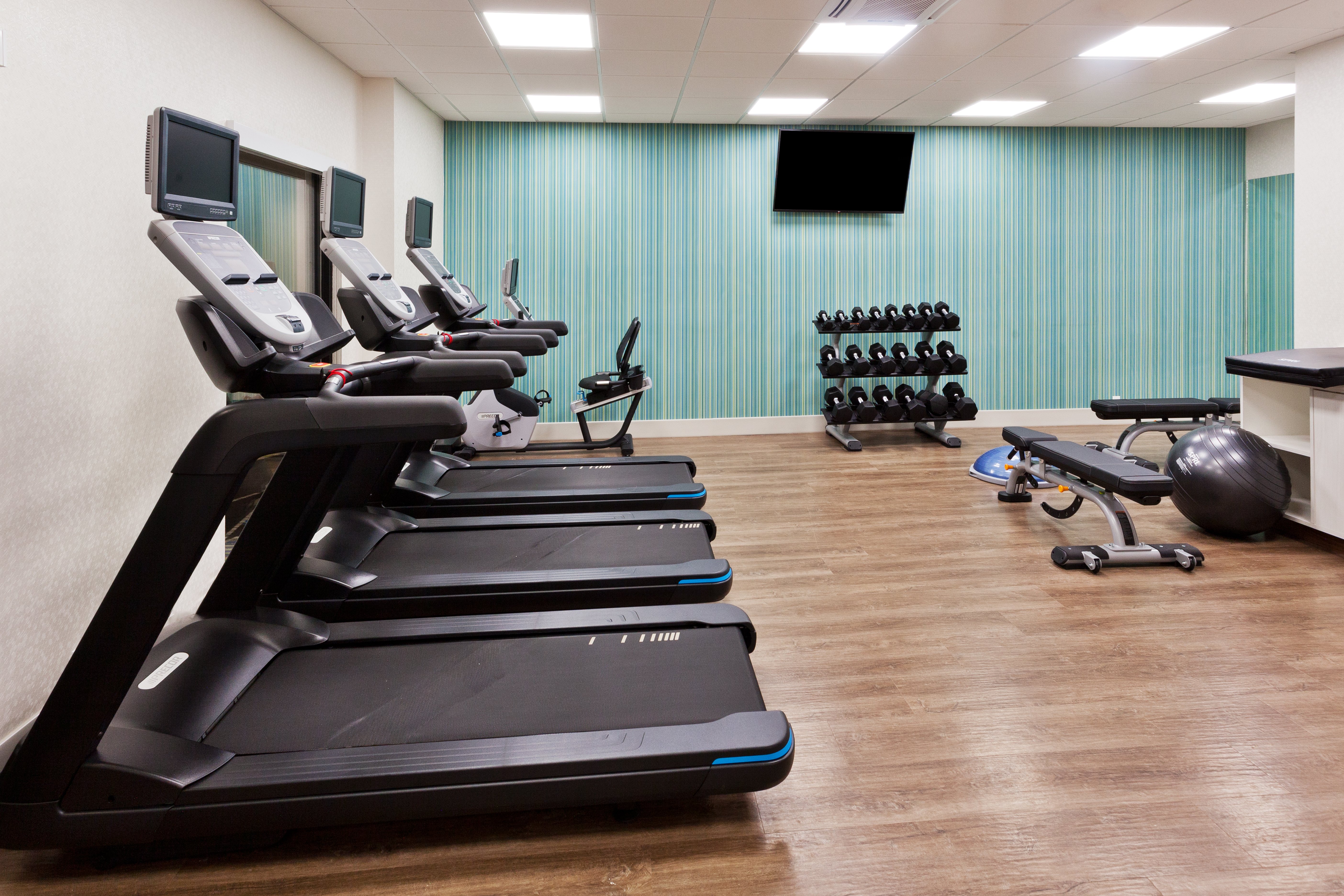 holiday inn express and suites fayetteville an ihg hotel