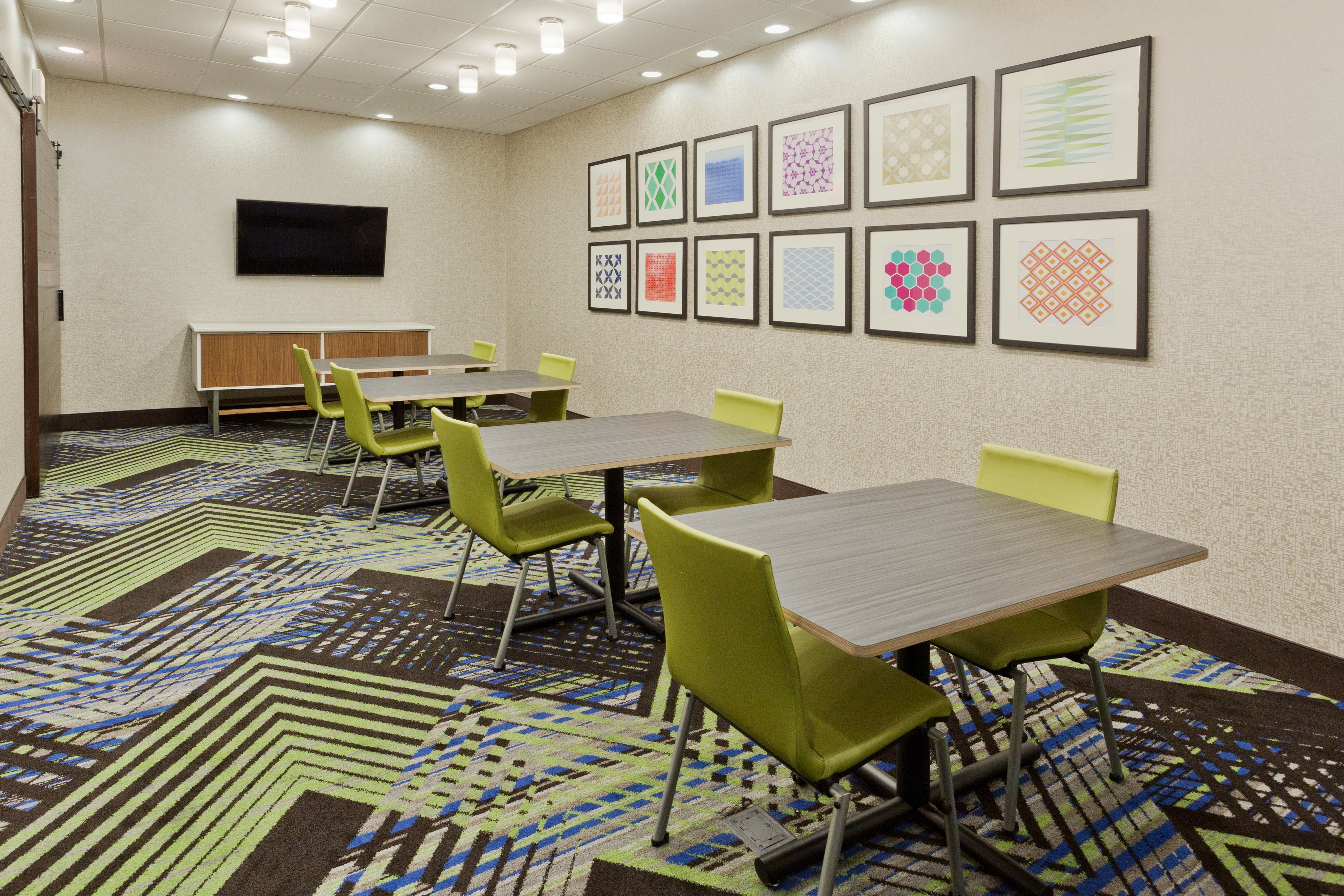 holiday inn express and suites fayetteville an ihg hotel
