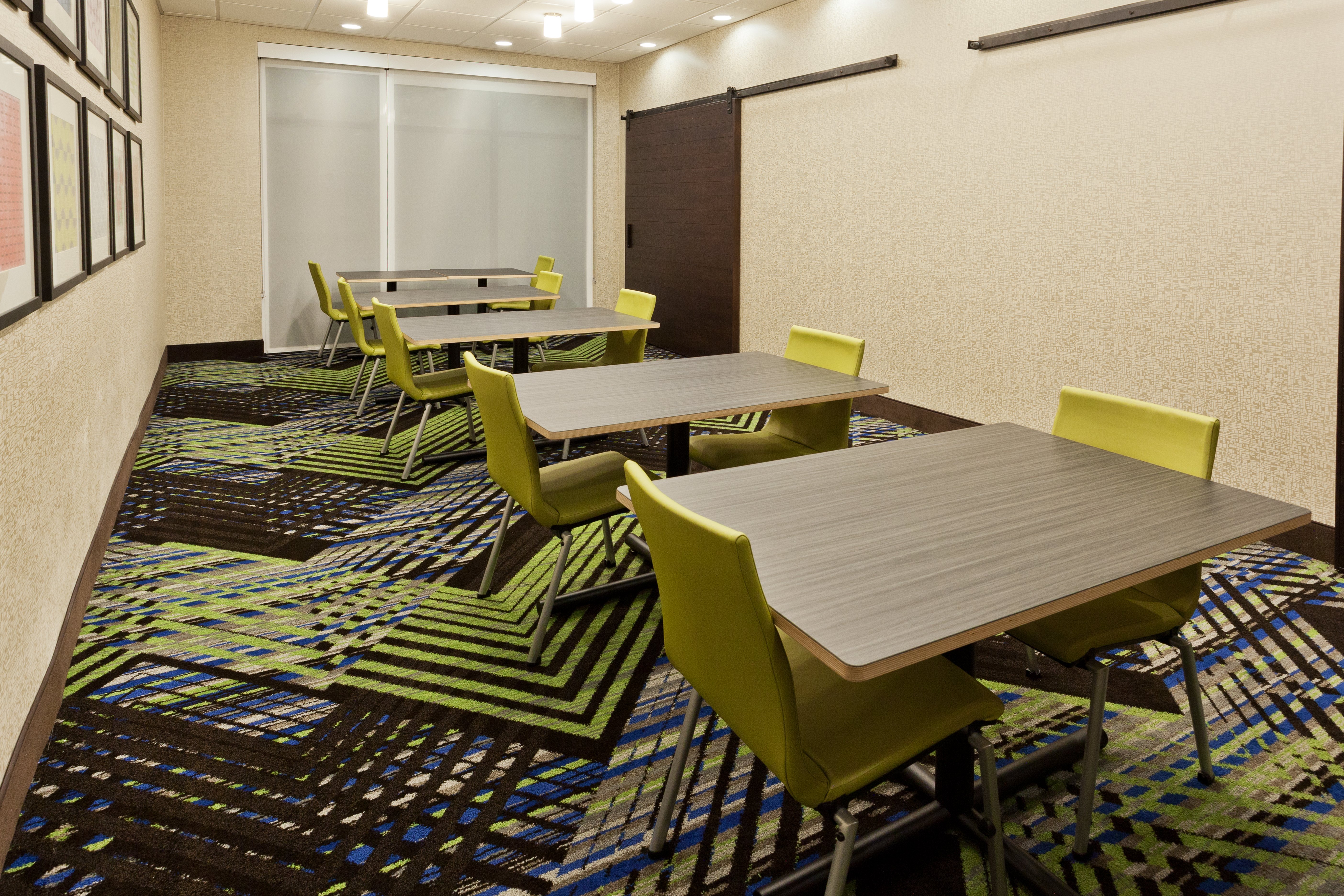 holiday inn express and suites fayetteville an ihg hotel