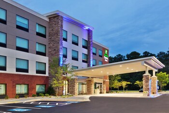 holiday inn express and suites fayetteville an ihg hotel