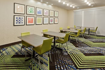 holiday inn express and suites fayetteville an ihg hotel