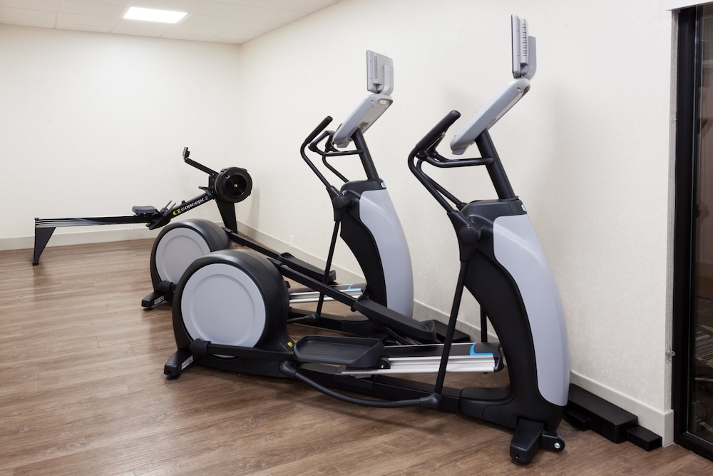 holiday inn express and suites fayetteville an ihg hotel