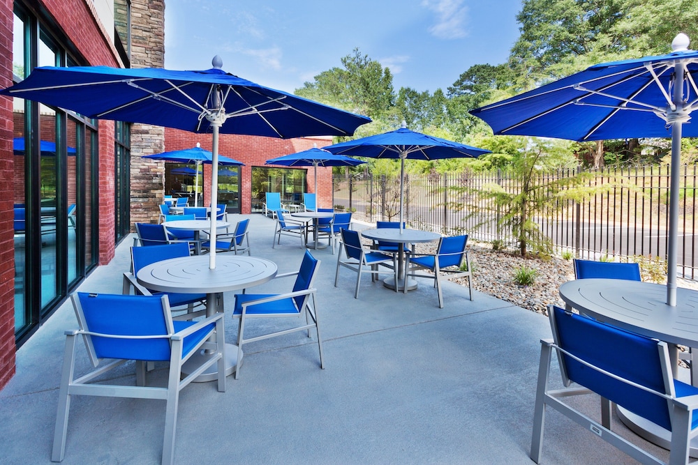 holiday inn express and suites fayetteville an ihg hotel