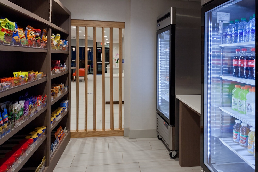 holiday inn express and suites fayetteville an ihg hotel