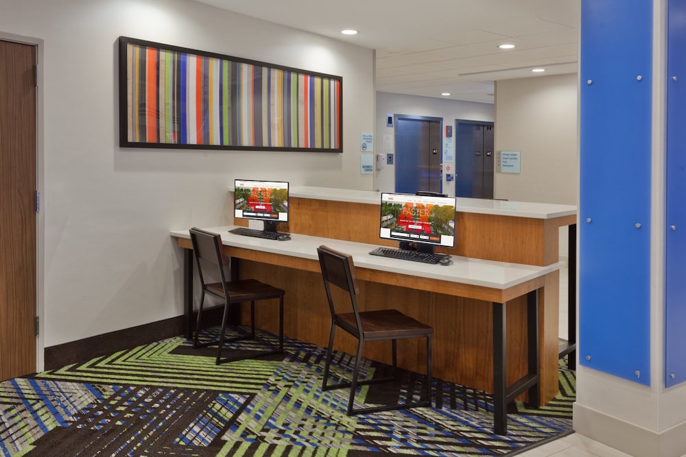 holiday inn express and suites fayetteville an ihg hotel