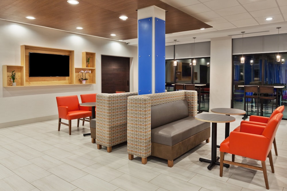 holiday inn express and suites fayetteville an ihg hotel