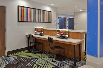 holiday inn express and suites fayetteville an ihg hotel