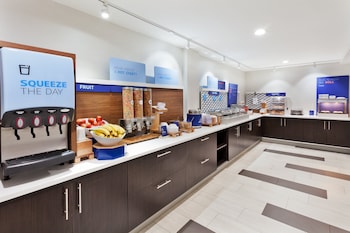 holiday inn express and suites fayetteville an ihg hotel