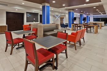 holiday inn express and suites fayetteville an ihg hotel