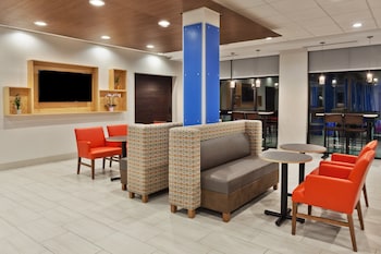 holiday inn express and suites fayetteville an ihg hotel