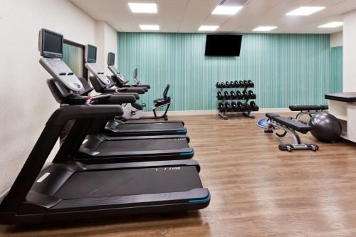 holiday inn express and suites fayetteville an ihg hotel