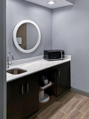 hampton inn and suites houston east beltway 8