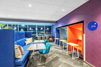 tru by hilton laredo airport