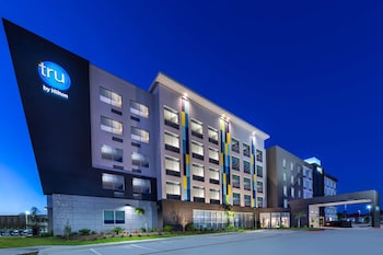 tru by hilton laredo airport