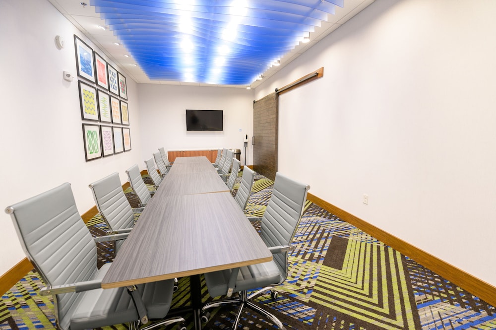 holiday inn express and suites dayton east beavercreek
