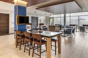 holiday inn express and suites lancaster mount joy