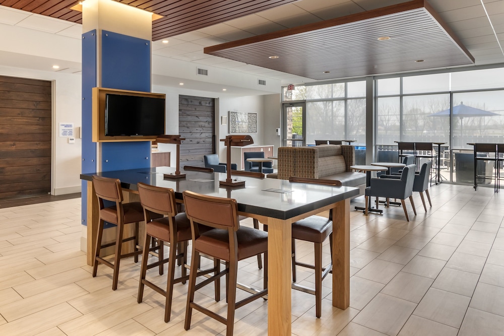 holiday inn express and suites lancaster mount joy