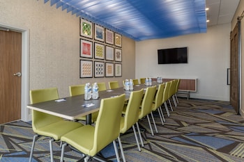 holiday inn express and suites lancaster mount joy