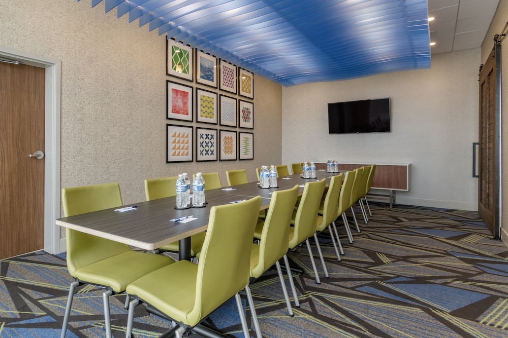 holiday inn express and suites lancaster mount joy
