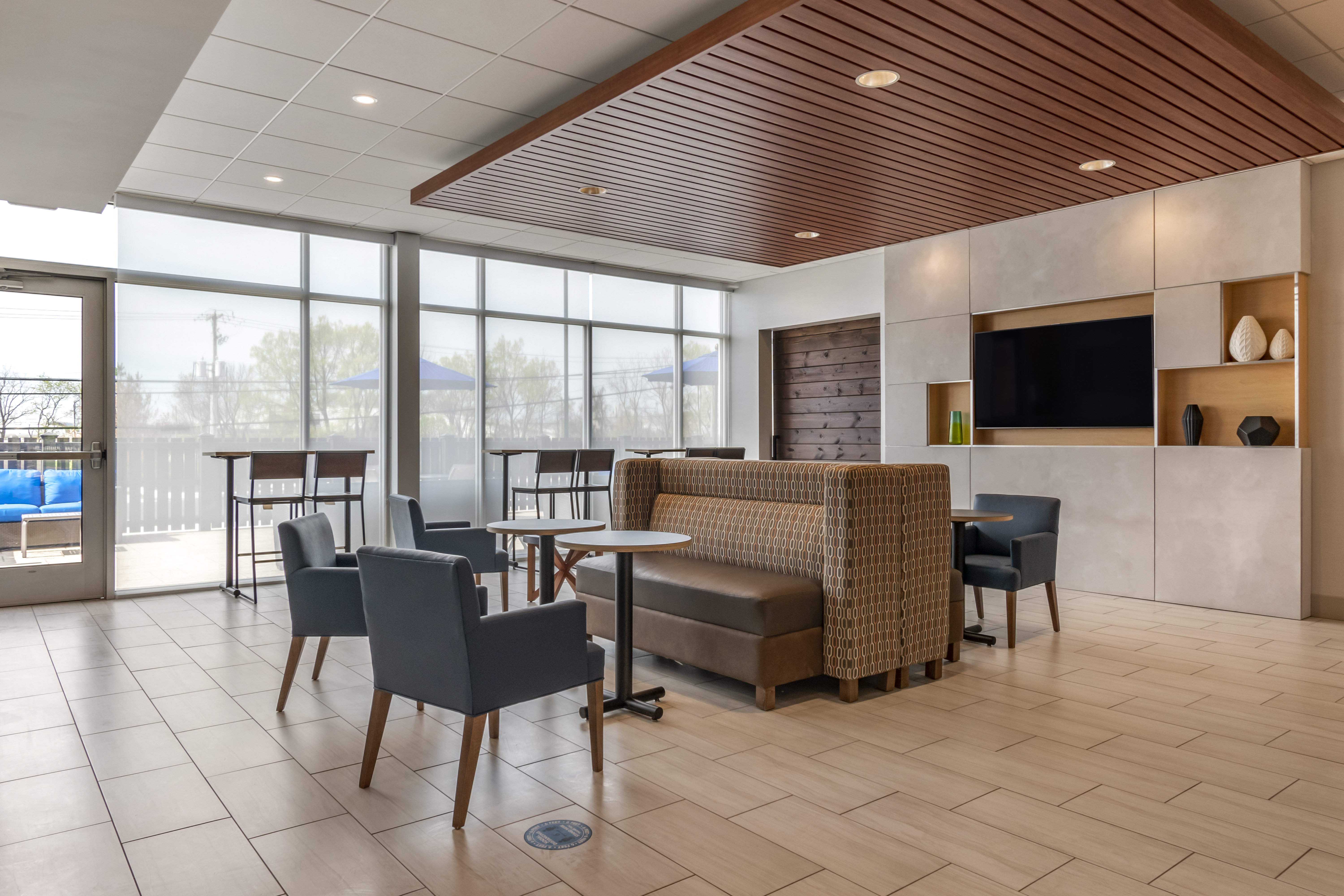 holiday inn express and suites lancaster mount joy