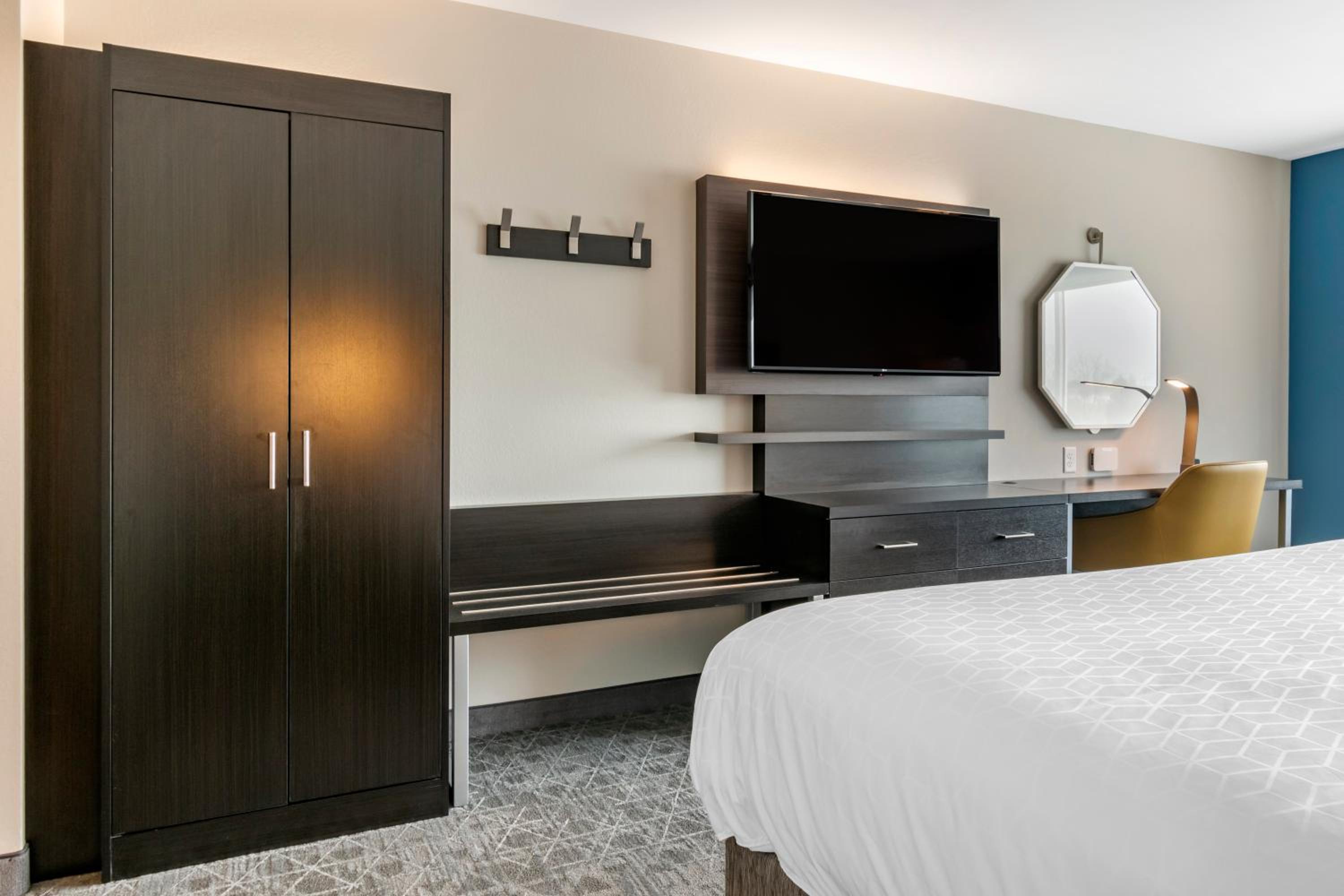 holiday inn express and suites lancaster mount joy