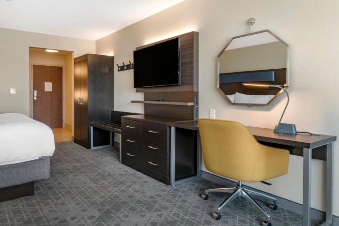 holiday inn express and suites lancaster mount joy