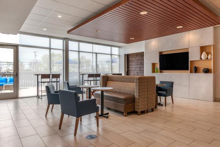 holiday inn express and suites lancaster mount joy