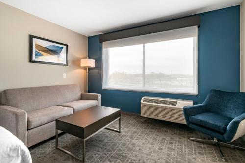 holiday inn express and suites lancaster mount joy